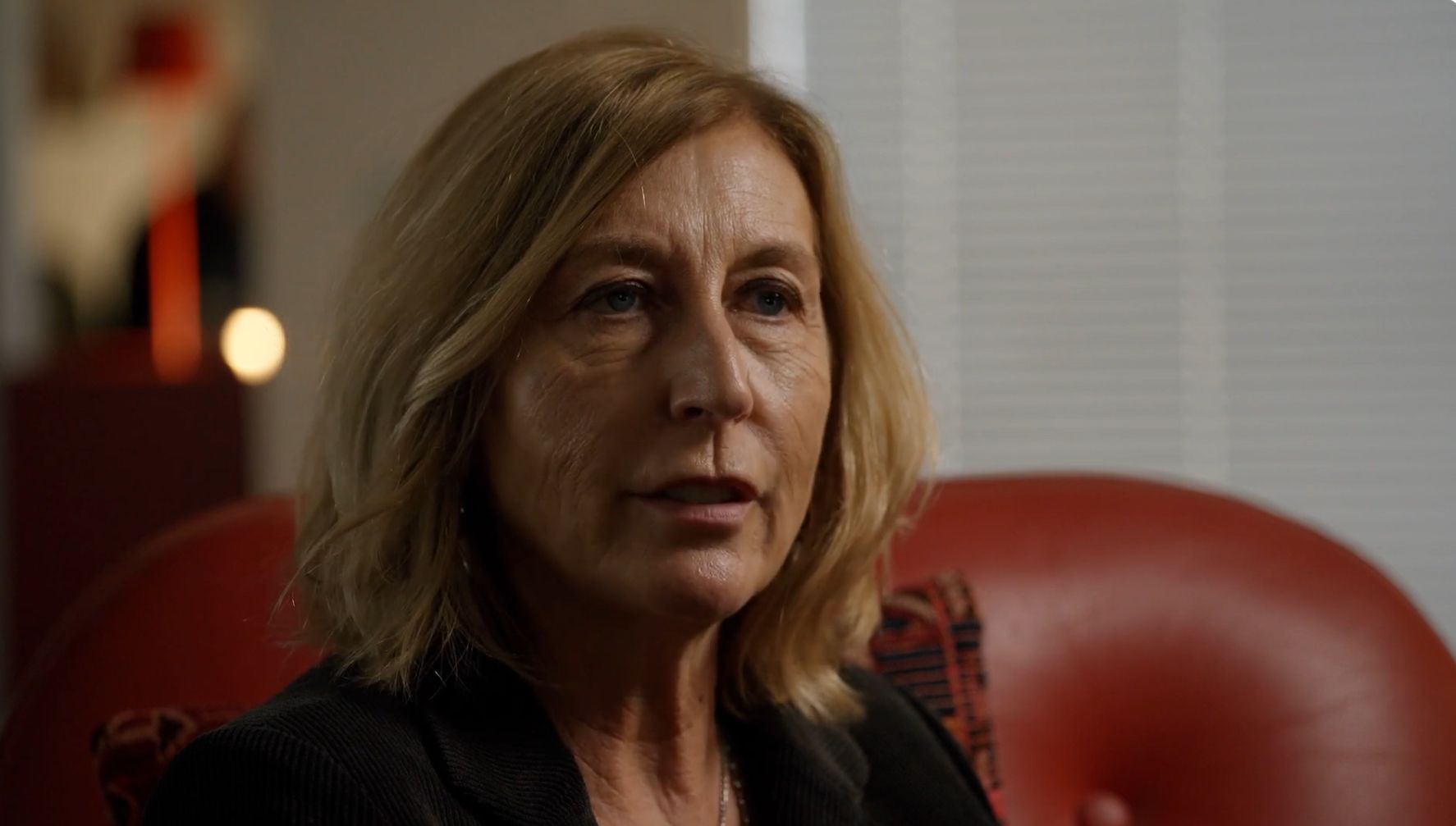 Donna che parla del suo problema di umidità durante una video intervista